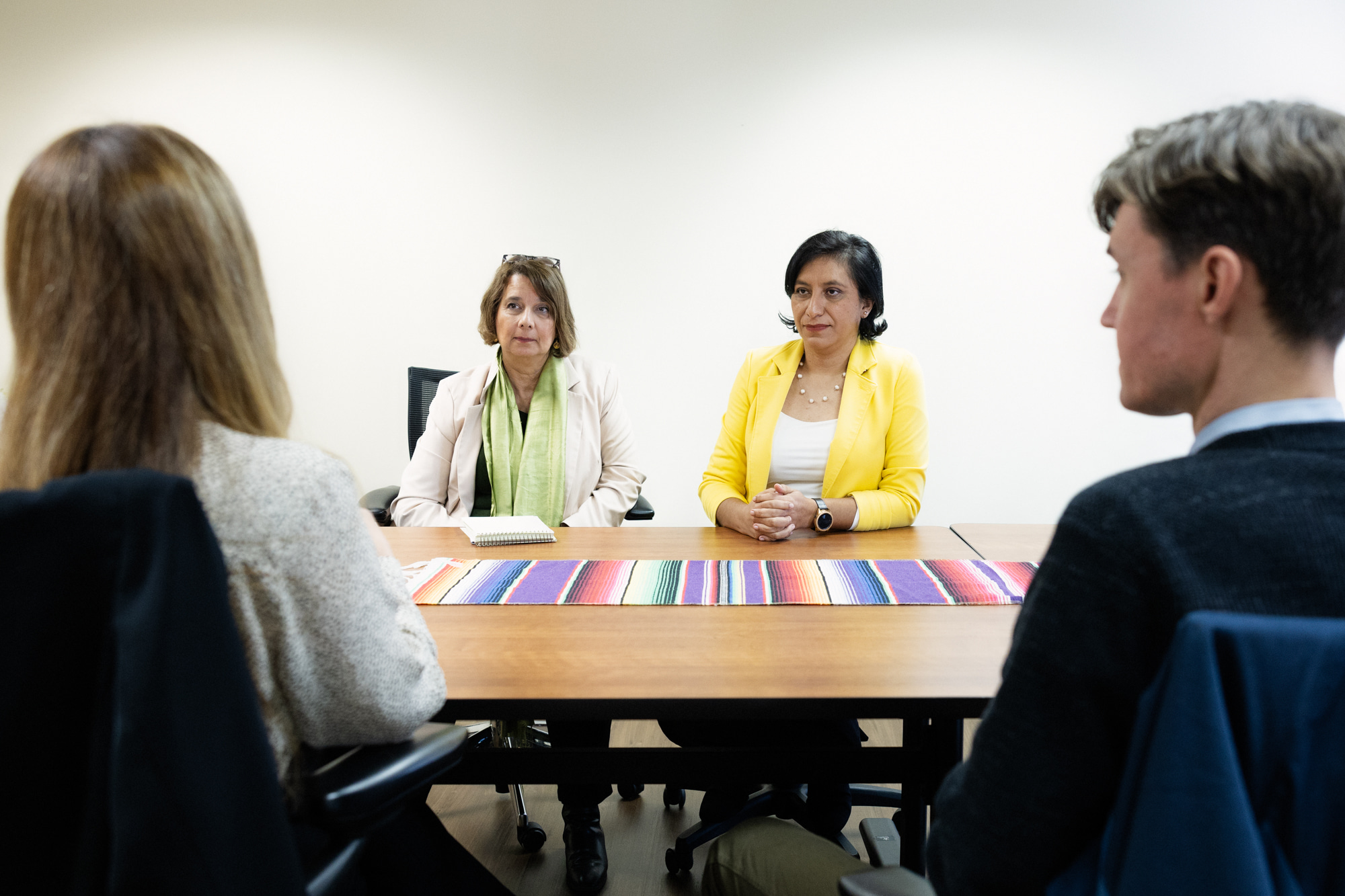 Elvira De La Cruz liderando una reunión colaborativa con aliados organizacionales